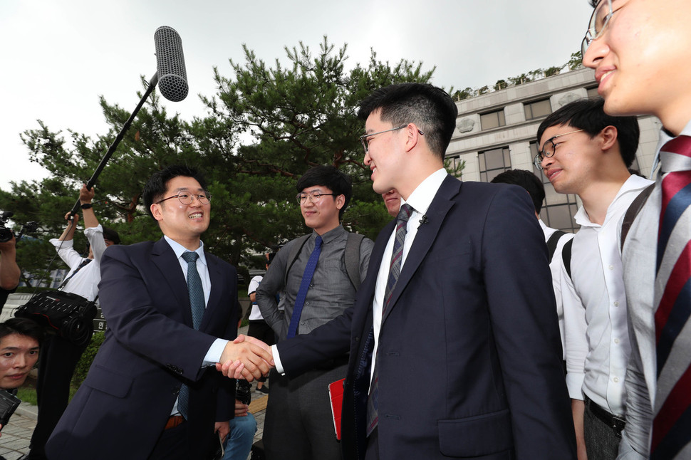 양심적 병역거부로 징역 1년6개월의 처벌을 받았던 백종건(왼쪽)씨가 28일 오후 서울 종로구 헌법재판소에서 대체복무제 없는 병역법 규 정에 대한 헌법불합치 결정이 나온 뒤 같은 혐의로 재판을 받고 있는 병역거부자들을 격려하고 있다. 대한변호사협회는 지난해 12월 변호사법의 결격 사유를 들어 백씨의 변호사 등록을 거부했다. 김정효 기자 hyopd@hani.co.kr