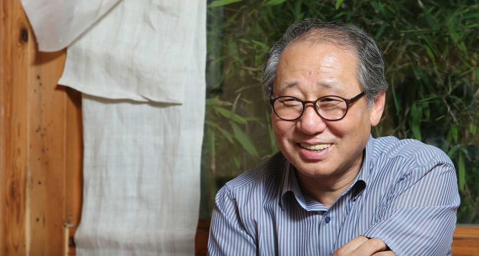 산문집&#160;<황현산의&#160;사소한&#160;부탁>과&#160;번역서&#160;<말도로르의&#160;노래>를&#160;함께&#160;낸&#160;문학평론가&#160;황현산&#160;고려대&#160;명예교수.&#160;“책&#160;제목에&#160;글쓴이의&#160;이름을&#160;넣는&#160;것이&#160;약간&#160;부담이&#160;되긴&#160;했지만,&#160;세상에&#160;대해&#160;사소하게&#160;말을&#160;거는&#160;방법이라는&#160;생각에서,&#160;그리고&#160;그&#160;사소함이&#160;실제로는&#160;사소한&#160;것이&#160;아니라는&#160;무게감을&#160;싣는다는&#160;뜻에서&#160;편집자의&#160;제안에&#160;동의했다”고&#160;<한겨레>와&#160;통화에서&#160;밝혔다.&#160;김정효&#160;기자&#160;hyopd@hani.co.kr