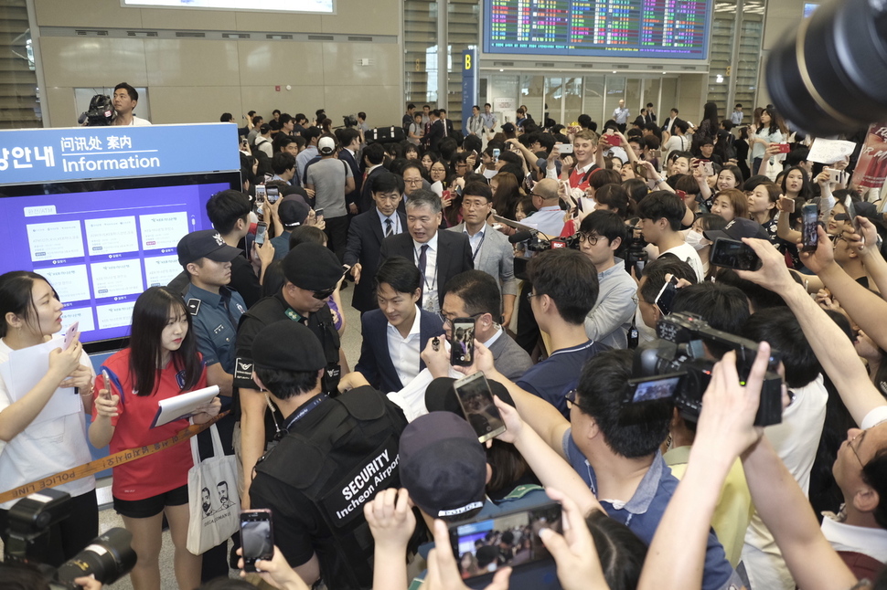 29일 오후 2018 러시아 월드컵 축구 국가대표팀이 귀국하는 인천공항 입국장에 이들을 환영하는 시민들이 입국장을 가득 채우고 있다. 인천공항/김성광 기자