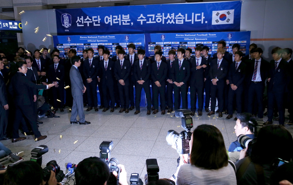 한국 축구 대표팀 선수들이 2014년 6월 30일 오전 인천공항을 통해 귀국, 정몽규 축구협회장이 인사말을 하려고 대기하던 중 일부 팬이 대표팀의 부진을 질타하며 호박엿 맛 사탕을 던지자 당혹스러워하고 있다. 홍명보 감독이 이끄는 대표팀은 2014 브라질월드컵에서 H조 꼴찌로 조별리그에서 탈락했다. 인천공항/이종근 기자 root2@hani.co.kr