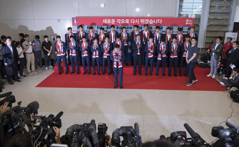 2018 러시아월드컵에 출전했던 한국 축구대표팀 신태용 감독(앞줄)이 선수단과 함께 29일 오후 인천국제공항으로 귀국해 해단식에서 인사말을 하고 있다. 대표팀은 16강 진출에는 실패했지만 국제축구연맹(FIFA) 랭킹 1위 독일을 2-0으로 잡고 1승2패 조 3위를 기록했다. 16강에 오르지 못한 나라 가운데 세네갈과 이란에 이어 3위에 해당하는 전체 19위로 대회를 마쳤다.인천공항/김성광 기자 flysg2@hani.co.kr