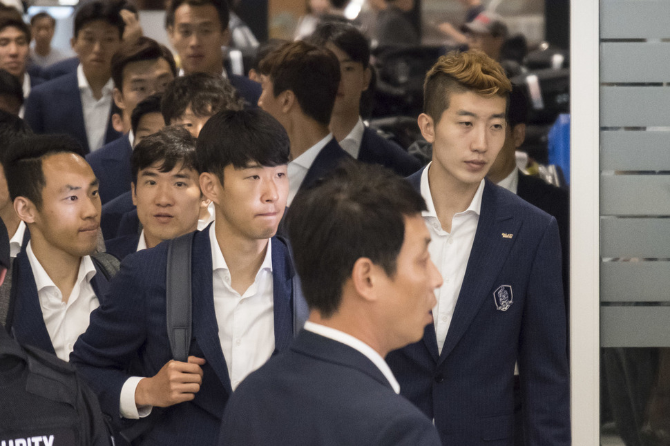 16겅 진출에 실패한 한국축구대표팀의 손흥민, 조현우가 29일 오후 인천국제공항으로 귀국하고 있다. 인천공항/김성광 기자 flysg2@hani.co.kr