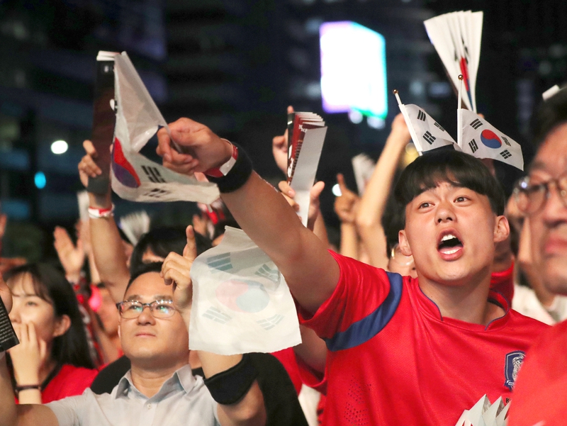 2018 러시아 월드컵 한국 대 스웨덴의 경기가 열린 지난 18일 저녁 시민들이 서울 광화문광장에서 한국 대표팀을 응원하며 경기를 지켜보고 있다. 백소아 기자 thanks@hani.co.kr