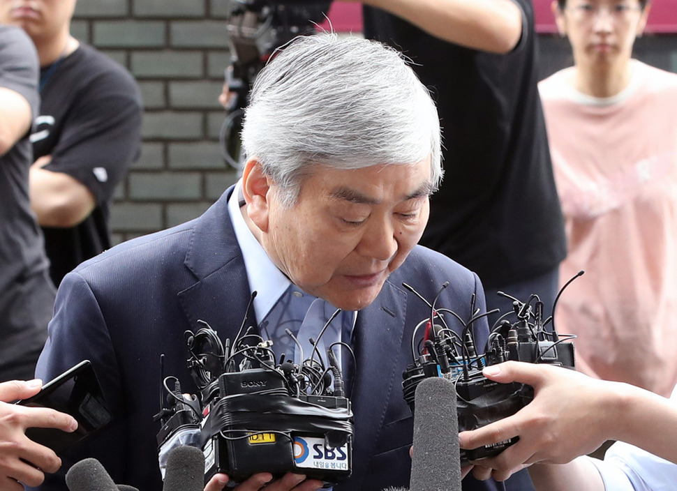 수백억원대 상속세 탈루 등 비리 의혹을 받는 조양호 한진그룹 회장이 28일 오전 서울 양천구 서울남부지검에 피의자 신분으로 출석, 포토라인에 서서 취재진의 질문에 답하고 있다. 2018.6.28 연합뉴스