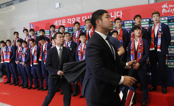 2018 러시아 월드컵 대한민국 대표팀 선수들이 29일 오후 인천공항을 통해 귀국했다. 일부 팬들이 계란을 던지자 경호 관계자들이 막고 있다. 인천공항/연합뉴스