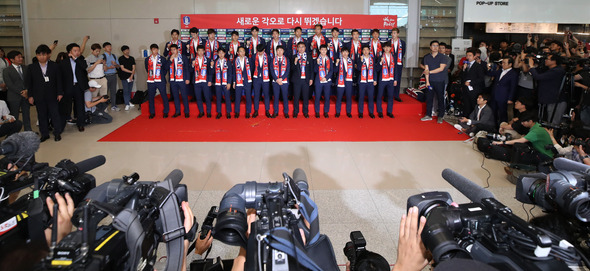 2018 러시아 월드컵 대한민국 축구 대표팀이 29일 오후 인천국제공항을 통해 입국한 뒤 해단식에서 파이팅 포즈를 취하고 있다. 인천공항/연합뉴스