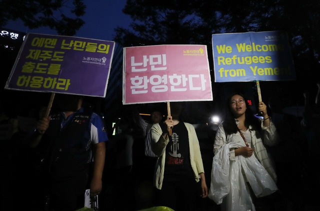 난민 수용을 둘러싼 찬반 집회가 동시에 열린 30일 오후 동화면세점 근처 세종로 파출소 앞에서 시민들이 ‘난민 수용 집회’를 열고 제주도 난민을 수용할 것과 정부 대책 마련을 촉구하고 있다. 신소영 기자 viator@hani.co.kr