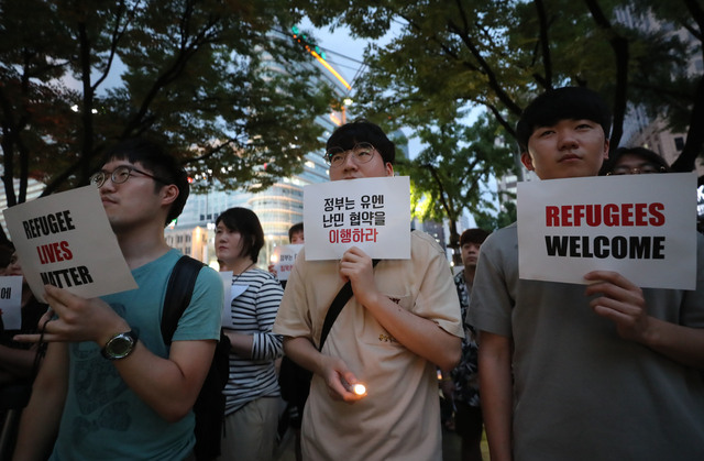 난민 수용을 둘러싼 찬반 집회가 동시에 열린 30일 오후 동화면세점 근처 세종로 파출소 앞에서 시민들이 ‘난민 수용 집회’를 열고 제주도 난민을 수용할 것과 정부 대책 마련을 촉구하고 있다. 신소영 기자 viator@hani.co.kr