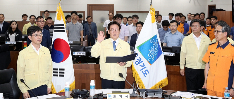 이재명 경기지사가 1일 오전 경기도 재난상황실에서 취임선서와 함께 재난대비 점검에 나섰다. 경기도 제공