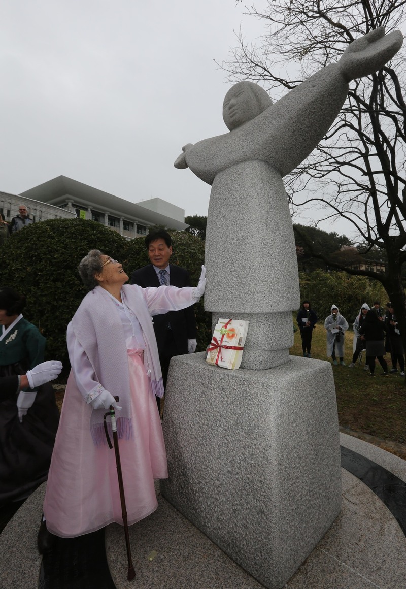 김복득 할머니가 2013년 4월 6일 오후 경남 통영시 동호동 남망산 조각공원 입구에 세워진 ‘위안부’ 추모비 ‘정의비’를 어루만지고 있다. 통영/박종식 기자 anaki@hani.co.kr