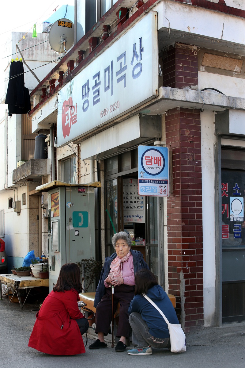 김복득 할머니가 경남 통영시 북신동 자택에서 거주하던 시기인 2013년 3월 10일 한국정신대문제대책협의회 윤미향 대표(왼쪽)와 마을 골목길에서 만나 대화하고 있다. 통영/이정아 기자