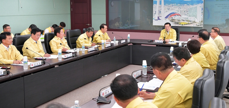 이용섭 광주광역시장이 1일 광주시청 재난상황실에서 태풍 북상에 따른 재난대책회의를 열고 있다. 광주시 제공