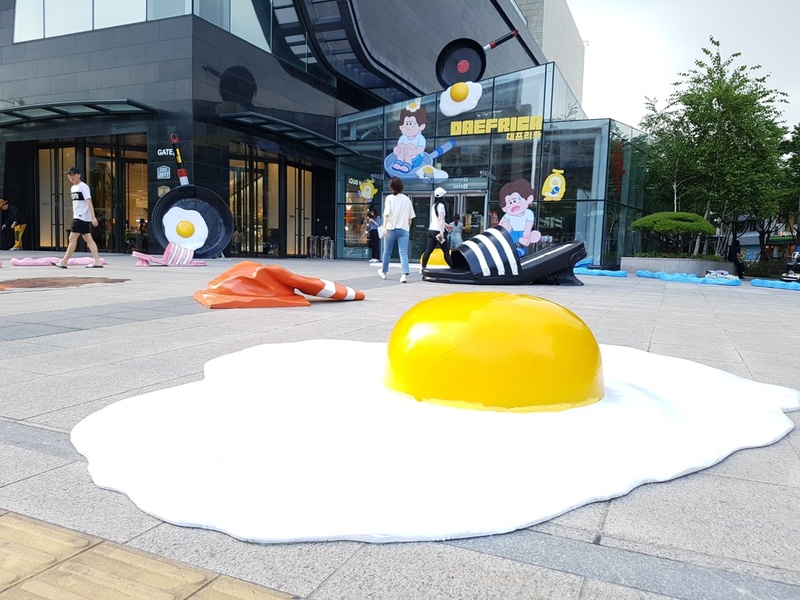 지난달 29일 낮 대구 중구 현대백화점 대구점 동문 앞 광장에서 대구의 더위를 표현한 계란프라이와 라바콘 등의 조형물이 놓여있다.