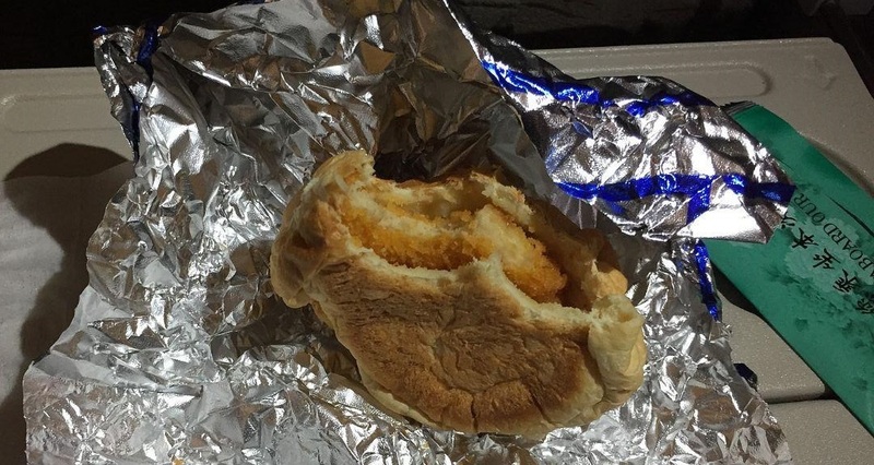 기내식 공급 차질이 빚어진 1일 오후 아시아나항공 국제선 여객기에 탑승한 한 승객이 ‘오늘 아시아나 기내식’이란 제목과 함께 인터넷에 올린 사진.