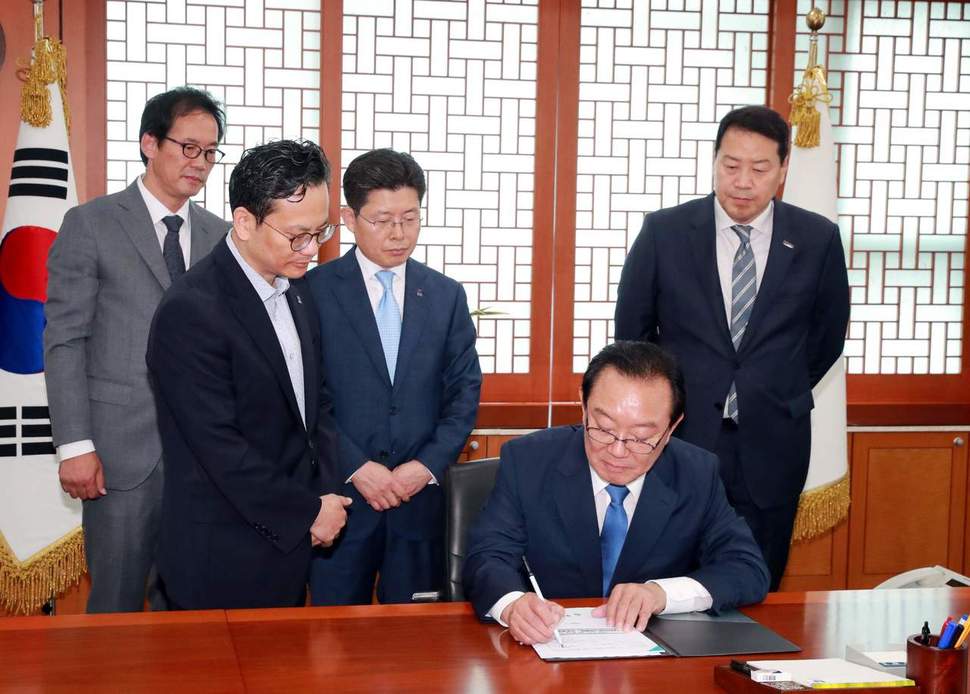 송철호 울산시장이 2일 취임식 위 첫 결재업무로 ‘시민신문고위원회 구성·운영 계획안’에 서명하고 있다. 울산시 제공