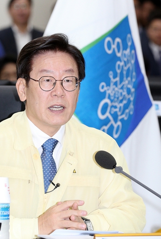 이재명 경기지사가 1일 경기도청 재난상황실에서 취임식과 함께 재난대비 점검을 하고 있다. 경기도 제공