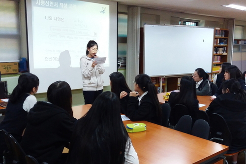 지난 2017년 10월24일 경안고 2학년 공다희양이 사명선언서를 작성한 뒤 친구들 앞에서 발표하고 있다.