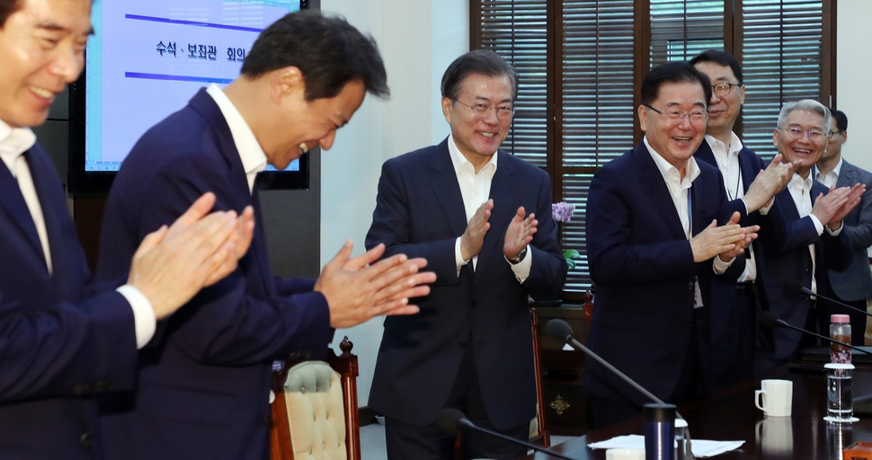   President Moon Jae-in (third from the left) is applauded by the secretaries who attended the meeting of the senior advisor at the public hall of Cheong Wa Dae in the afternoon of the day. 39, afternoon. Mr. Moon has been resting since the 28th of last month with cold sores. 