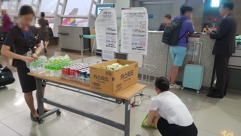아시아나항공 기내식 공급 차질에 따른 비행기 출발 지연 사태가 이틀째 이어지면서 2일 저녁 인천공항 게이트 앞에서 직원들이 지연된 항공기 승객들을 위해 간식을 준비하고 있다. 인천공항/김미영 기자 kimmy@hani.co.kr