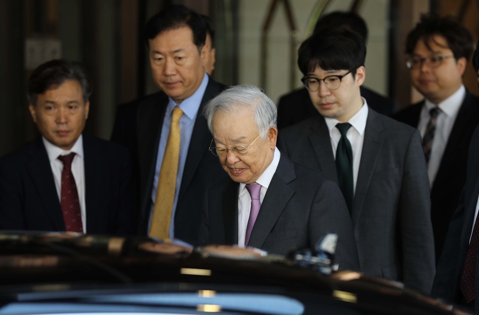 손경식 한국경영자총협회장이 3일 오전 서울 중구 웨스틴조선호텔에서 열린 한국경영자총협회 임시총회를 마친 뒤 차에 오르고 있다.  백소아 기자