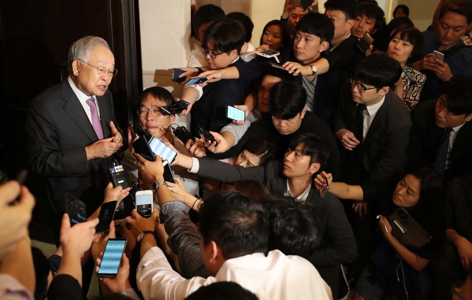 손경식 한국경영자총협회장이 3일 오전 서울 중구 웨스틴조선호텔에서 열린 한국경영자총협회 임시총회를 마친 뒤 기자들의 질문에 답하고 있다. 백소아 기자