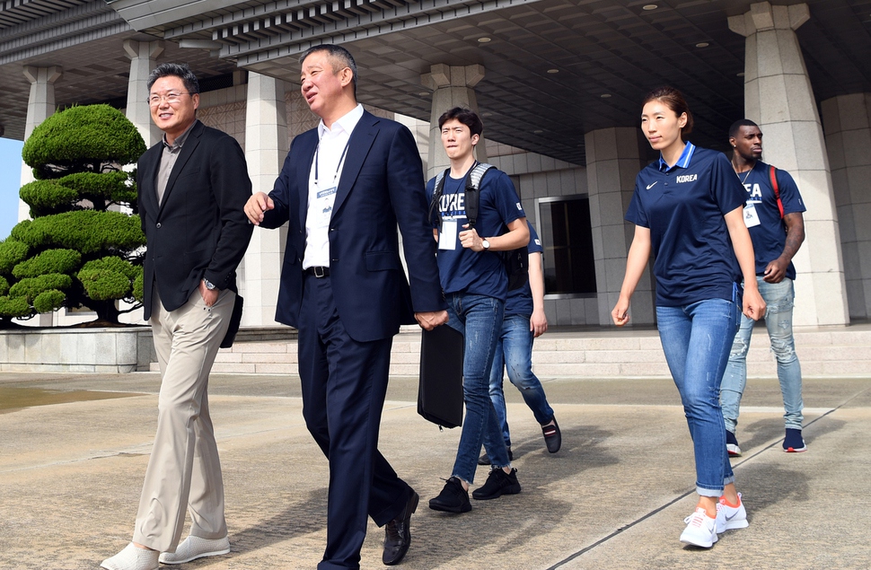 남북 통일농구 대표단이 3일 오전 경기도 성남공항에서 북한 평양에서 열리는 남북 통일농구에 참석하기 위해 수송기로 향하고 있다. 남북 통일농구는 통산 네 번째이자 15년 만이다. 왼쪽부터 이문규 여자 대표팀 감독, 허재 남자 대표팀 감독, 박찬희 남자 대표팀 주장, 임영희 여자 대표팀 주장, 귀화선수 리카르도 라틀리프. 사진공동취재단