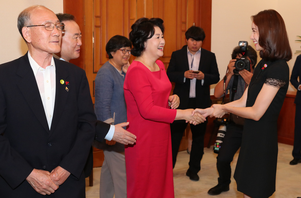 문재인 대통령의 부인 김정숙 여사가 3일 오후 청와대 본관 에서 사회복지공동모금회 기부자 초청 오찬에 앞서 참석자들과 인사를 나누고 있다. 이 행사에는 김방락(경비원), 신웅선(환경미화원), 김경자(택시기사), 안재남(소방관), 임윤아(가수.소녀시대)씨 등이 참석했다. 김정효 기자 hyopd@hani.co.kr