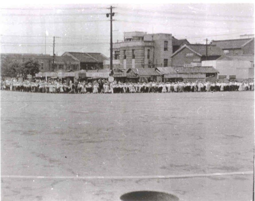 1946년 10월2일 오전 수천명의 시민이 식량 공출과 경찰의 시위대 사살 등에 항의하며 대구경찰서(현 대구 중부경찰서)로 향하고 있다. <한겨레> 자료사진