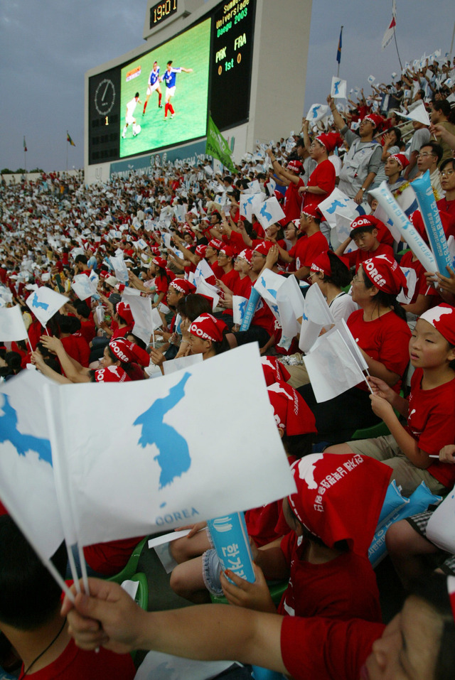 2003년 8월 24일, 대구 시민운동장에서 유니버시아드대회 여자축구 북한과 프랑스의 경기가 열렸다. 북한팀이 골을 넣자 한겨레남북평화응원단원들이 기뻐하는 모습. 한겨레 자료