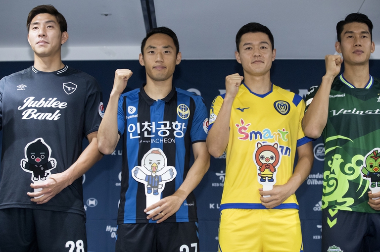 윤영선(왼쪽부터·성남FC), 문선민(인천 유나이티드), 주세종(아산 무궁화), 이용(전북 현대)이 3일 오후 서울 신문로 축구회관에서 열린 2018 K리그 재개 미디어데이에서 파이팅을 외치고 있다. K리그1은 7일 15라운드를 시작으로 후반기 일정에 들어간다. 연합뉴스