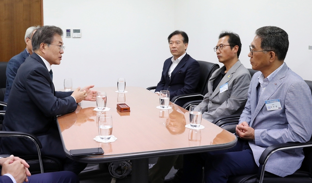 3일 오후 문재인 대통령이 서울 중구 옛 서울역사에서 열린 ‘대한민국임시정부 수립 100주년 기념사업추진위원회’ 출범식에 앞서 김주영 한국노총 위원장·김명환 민주노총 위원장이 만나 대화하고 있다. 연합뉴스