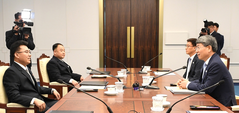 남북 산림협력 분과회담의 남쪽 수석대표인 류광수 산림청 차장(오른쪽 앞쪽)과 북쪽 단장인 김성준 국토환경보호성 산림총국 부총국장(왼쪽 앞쪽)이 4일 판문점 남쪽 평화의 집에서 첫 전체회의 때 발언하고 있다.  통일부 제공