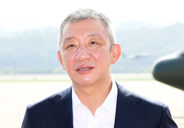 남북 통일농구단의 허재 남자 농구대표팀 감독이 3일 오전 경기도 성남공항에서 북한 평양으로 출발하기에 앞서 소감을 밝히고 있다. 성남/연합뉴스