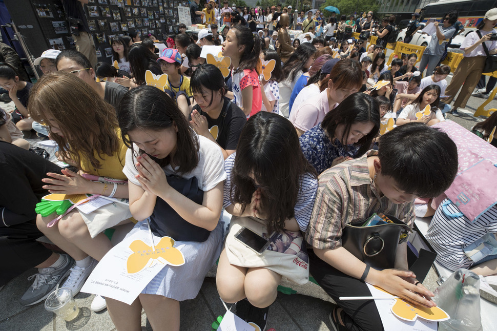 ‘1342차 일본군 성노예제 문제 해결을 위한 수요시위’가 4일 낮 서울 종로구 옛 일본대사관 앞에서 열려, 참가한 학생과 시민들이 지난 1일 별세한 피해자 김복득 할머니를 추모하고 있다. 김성광 기자