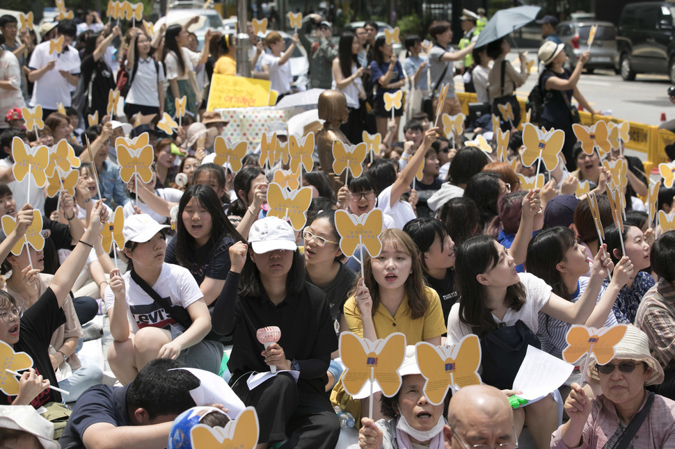 ‘1342차 일본군 성노예제 문제 해결을 위한 수요시위’가 4일 낮 서울 종로구 옛 일본대사관 앞에서 열려, 참가자들이 무더위에도 불구하고 노란 나비 부채를 흔들며 일본의 사죄를 촉구하고 있다. 김성광 기자