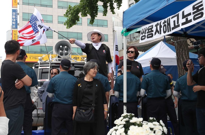 보수단체 회원들이 4일 오후 서울 중구 대한문 앞에 마련된 쌍용자동차 해고노동자 고 김주중씨 분향소의 철거를 요구하며 막말을 하고 있다. 박종식 기자 anaki@hani.co.kr