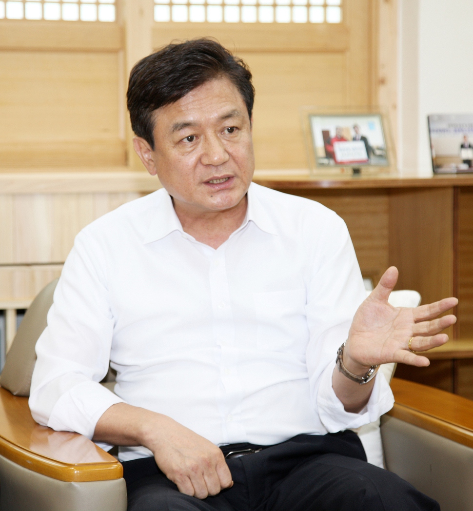 김병우 충북교육감이 4일 충북교육청에서 공립형 대안고 설립 등 진보교육감 2기 충북교육의 방향을 설명하고 있다. 충북교육청 제공