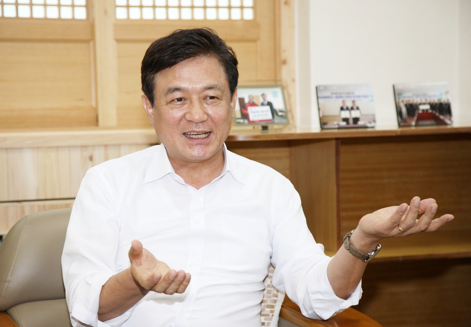 김병우 충북교육감이 4일 충북교육청에서 혁신학교 일반화 등 진보교육감 2기 충북교육의 방향 등을 설명하고 있다. 충북교육청 제공