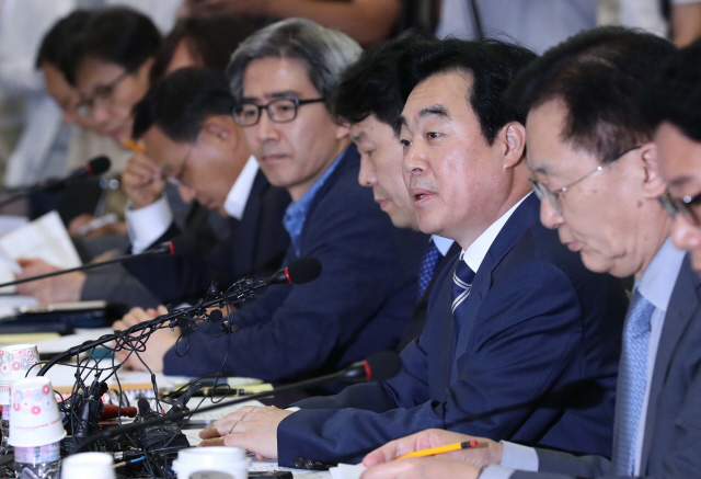 강병구 재정개혁특별위원회 위원장(오른쪽 둘째)이 지난 3일 오후 서울 종로구 재정개혁특위 대회의실에서 열린 전체회의에서 발언하고 있다. <한겨레> 자료 사진