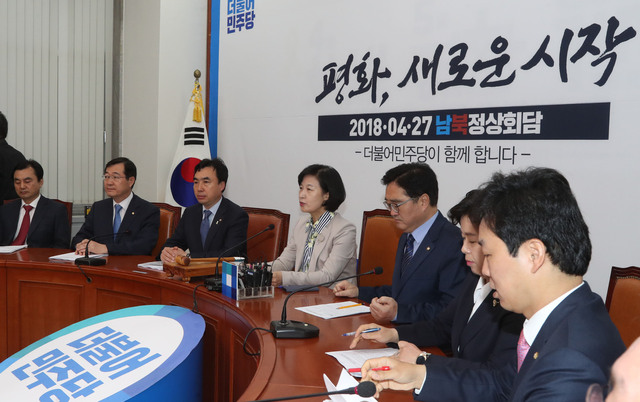 추미애 대표 등 더불어민주당 지도부가 4월23일 국회에서 최고위원회의를 하고 있다. 신소영 기자 viator@hani.co.kr