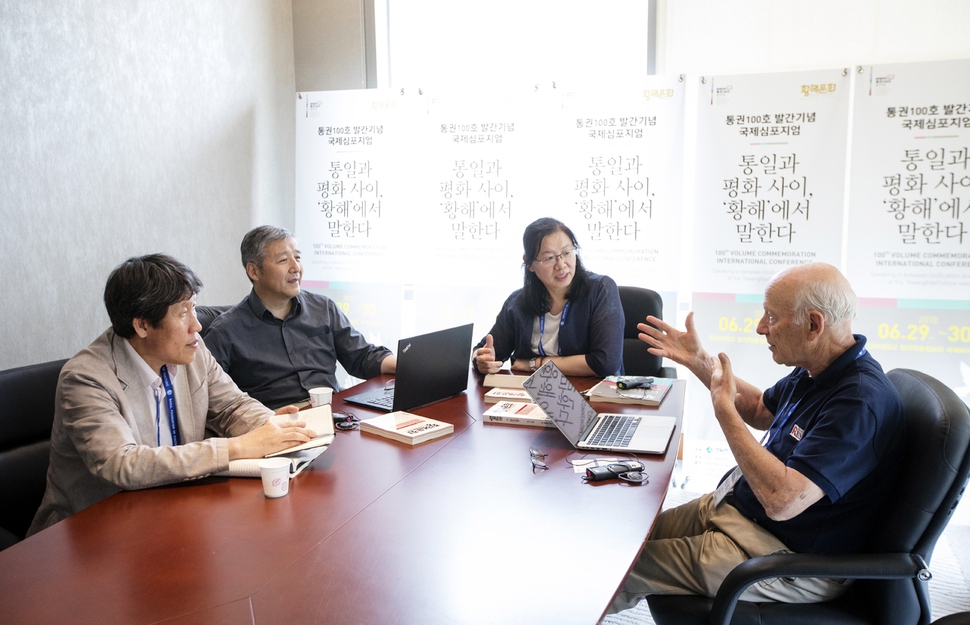 지난달 30일 인천 인하대 정석학술정보관에서 마크 셀던(맨 오른쪽) 미국 코넬대 교수, 왕후이 중국 칭화대 교수(왼쪽에서 두번째), 김동춘 성공회대 교수(맨 왼쪽)가 한반도 평화 체제의 의미와 전망에 대한 이야기를 나누고 있다. 백원담 성공회대 교수(오른쪽에서 두번째)가 사회를 맡아 진행했다. 황해문화 제공
