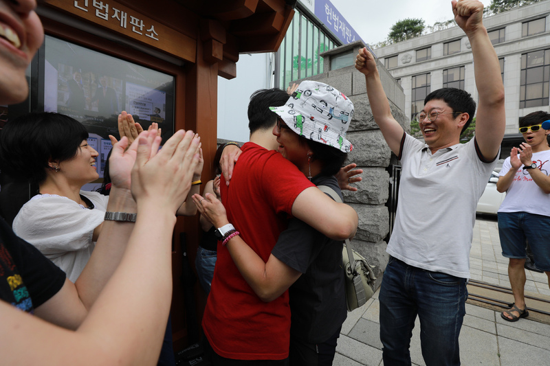 20180628헌법재판소가 대체복부 없는 병역법 헌법불일치 불합치 결정을 내린 28일 오후 서울 종로구 재동 헌법재판소에서 양심적 병역거부자들과 인권단체 회원들이 헌법재판소 결정에 대한 입장발표 기자회견을 하고 있다 .류우종 기자 wjryu@hani.co.kr