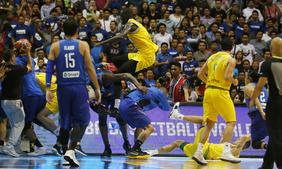 2일 필리핀 불라칸에서 열린 2019 국제농구연맹(FIBA) 월드컵 아시아 오세아니아 지역 예선 B조 경기에서 호주와 필리핀 선수들이 엉켜 난투극을 벌이고 있다. 불라칸/AP 연합뉴스