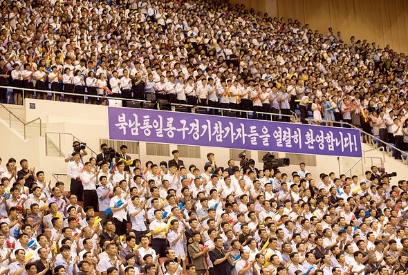 4일 오후 평양 류경정주영체육관에서 열린 남북통일농구 여자부 혼합경기에서 평양 주민들이 박수를 치며 선수들에게 응원을 보내고 있다. 사진공동취재단 4일 오후 평양 류경정주영체육관에서 열린 남북통일농구 여자부 혼합경기에서 평양 주민들이 박수를 치며 선수들에게 응원을 보내고 있다. 사진공동취재단