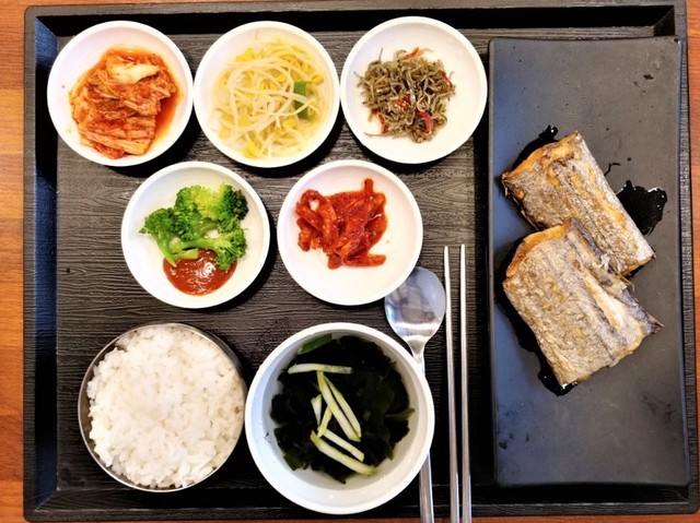 소반의 갈치구이백반.   이병학 선임기자
