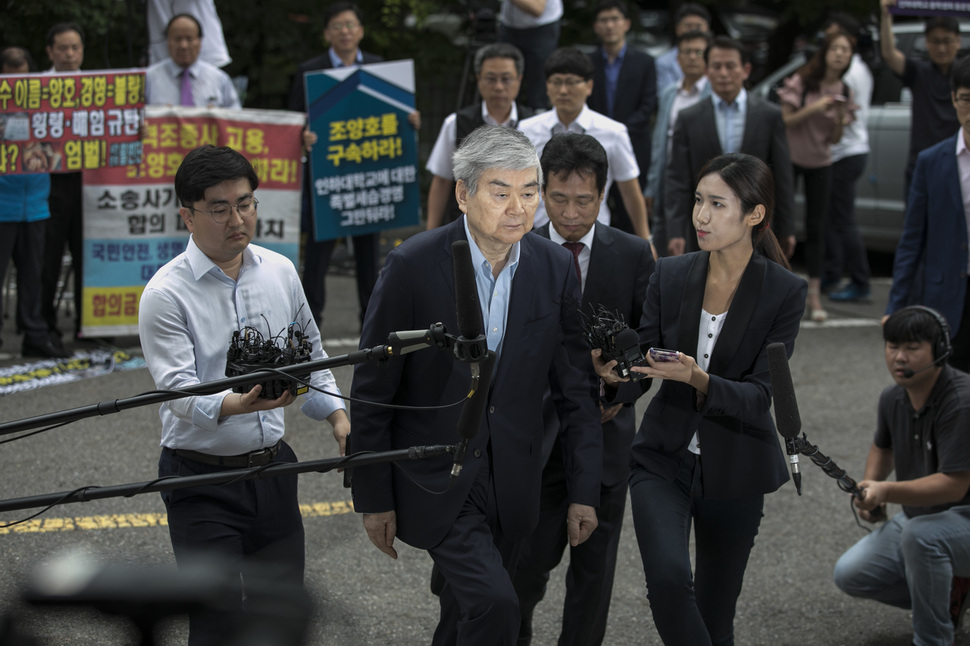 횡령 및 배임, 사기, 약사법 위반 등 혐의를 받는 조양호 한진그룹 회장이 5일 서울 양천구 남부지법에서 영장실질심사를 받기 위해 법정으로 향하고 있다. 김성광 기자