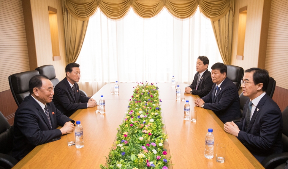 남북통일농구대회 단장인 조명균 통일부 장관(오른쪽)이 5일 오전 평양 고려호텔에서 북한 김영철 노동당 부위원장(왼쪽)과 환담하고 있다. 평양/사진공동취재단