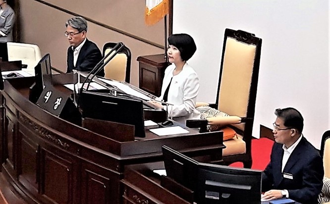 김지수(가운데) 제11대 경남도의회 전반기 의장이 5일 임시회 본회의를 진행하고 있다. 최상원 기자