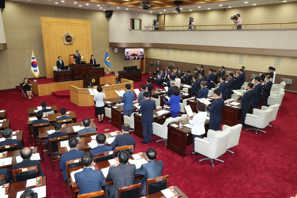 11대 충북도의회 의원들이 5일 도의회 본회의에서 의원 선서를 하고 있다. 충북도의회 제공