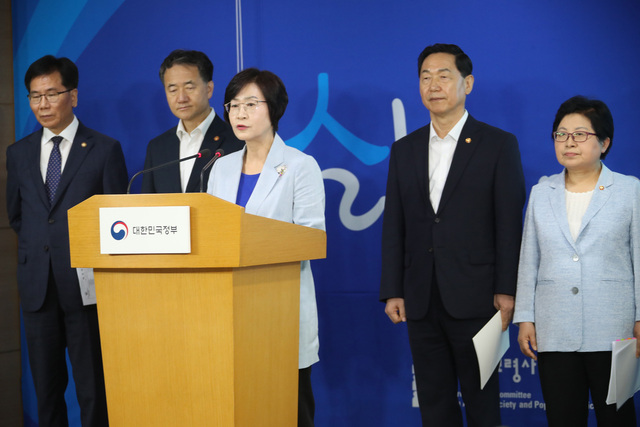   Kim Sang-hee, Vice Chairman of the Society's Committee on Low Fertility in the Presidential Office, Announces "A Key Task for a Happy Country to Work and Raise a Child" at the Sejong-ro Government Office . Park Sang - gon, Minister of Health and Welfare, Vice Minister of Social Affairs and Education, Minister of Women and Family Affairs, Chung Hyun - Baek. Yonhap News 